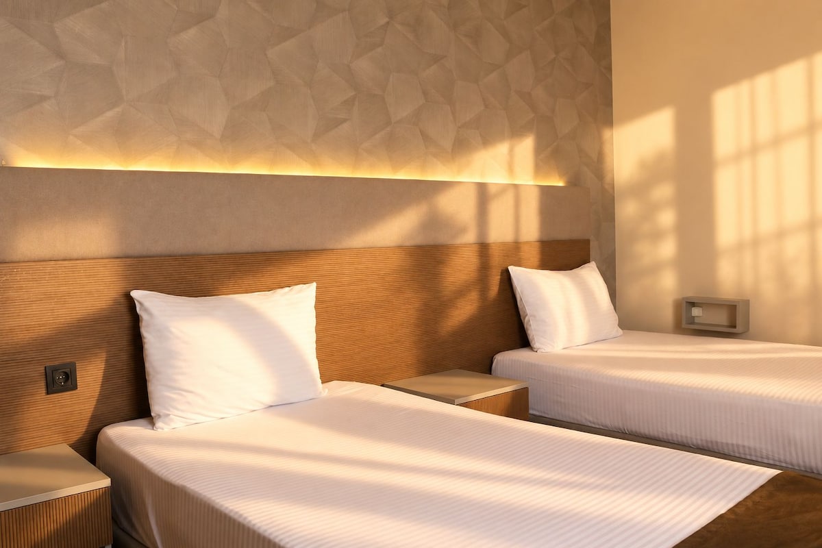 Deluxe Twin Room | Minibar, in-room safe, laptop workspace, soundproofing