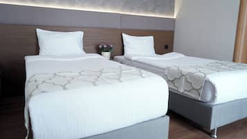 Habitació triple Deluxe | 1 dormitori, minibar i caixa forta a l'habitació