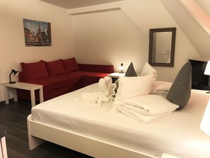 Habitación clásica con 2 camas individuales (Basic) | 1 dormitorio, caja fuerte, espacio para trabajar con un portátil