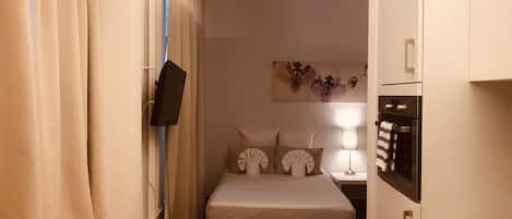 Family Studio (Comfort) | 1 bedroom, in-room safe, laptop workspace, soundproofing