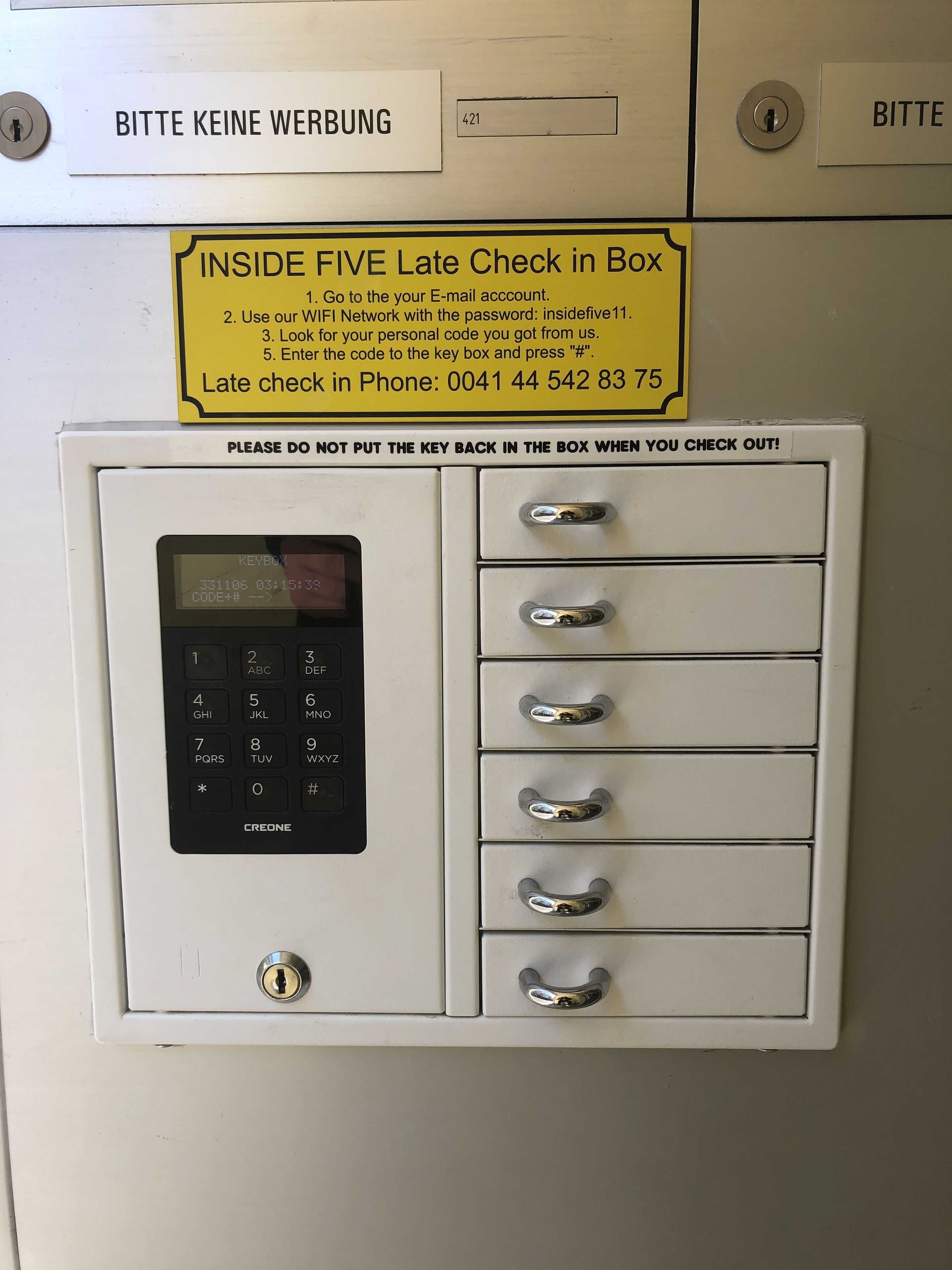 Caja con indicaciones para usar una cuenta de correo electrónico y un número de teléfono para el registro tardío.