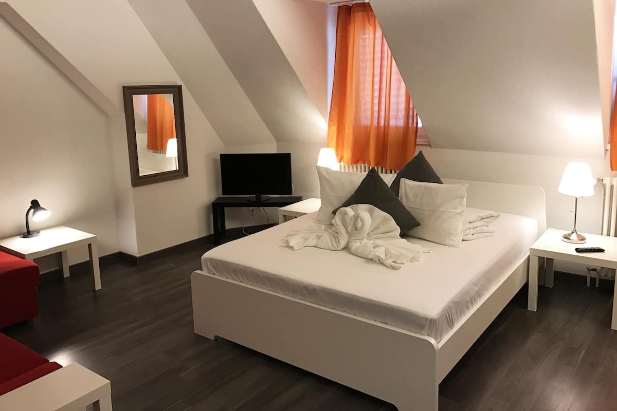 Familieværelse - udsigt til have (Comfort) | 1 soveværelse, pengeskab på værelset, lydisolering