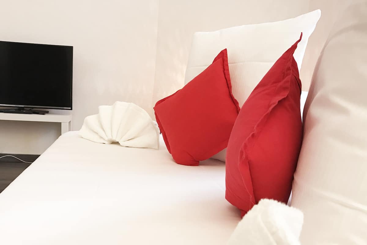 Comfort-værelse til 3 personer - udsigt til have | 1 soveværelse, pengeskab på værelset, lydisolering