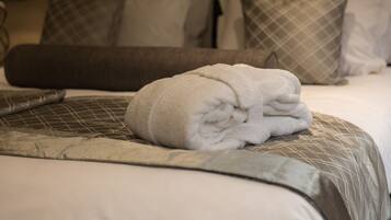 Standard Studio, 1 King Bed, Kitchen | 1 bedroom, in-room safe, desk, soundproofing
