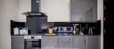 Réfrigérateur, micro-ondes (sur demande), four, plaque de cuisson