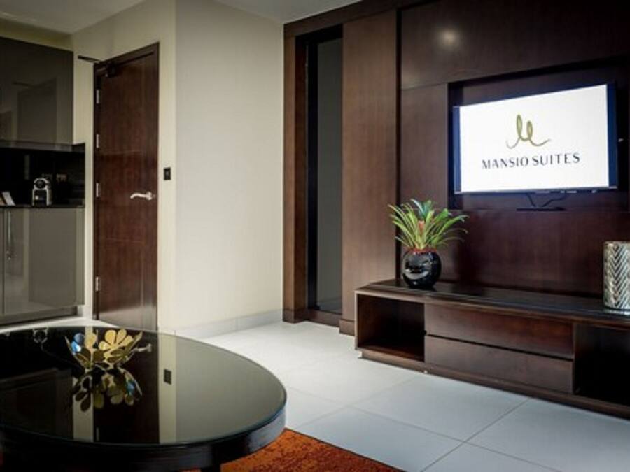 Standard Studio, 1 King Bed, Kitchen | Private kitchen | Fridge, microwave, oven, stovetop