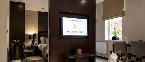 Standard Studio, 1 King Bed, Kitchen | Living room | Flat-screen TV