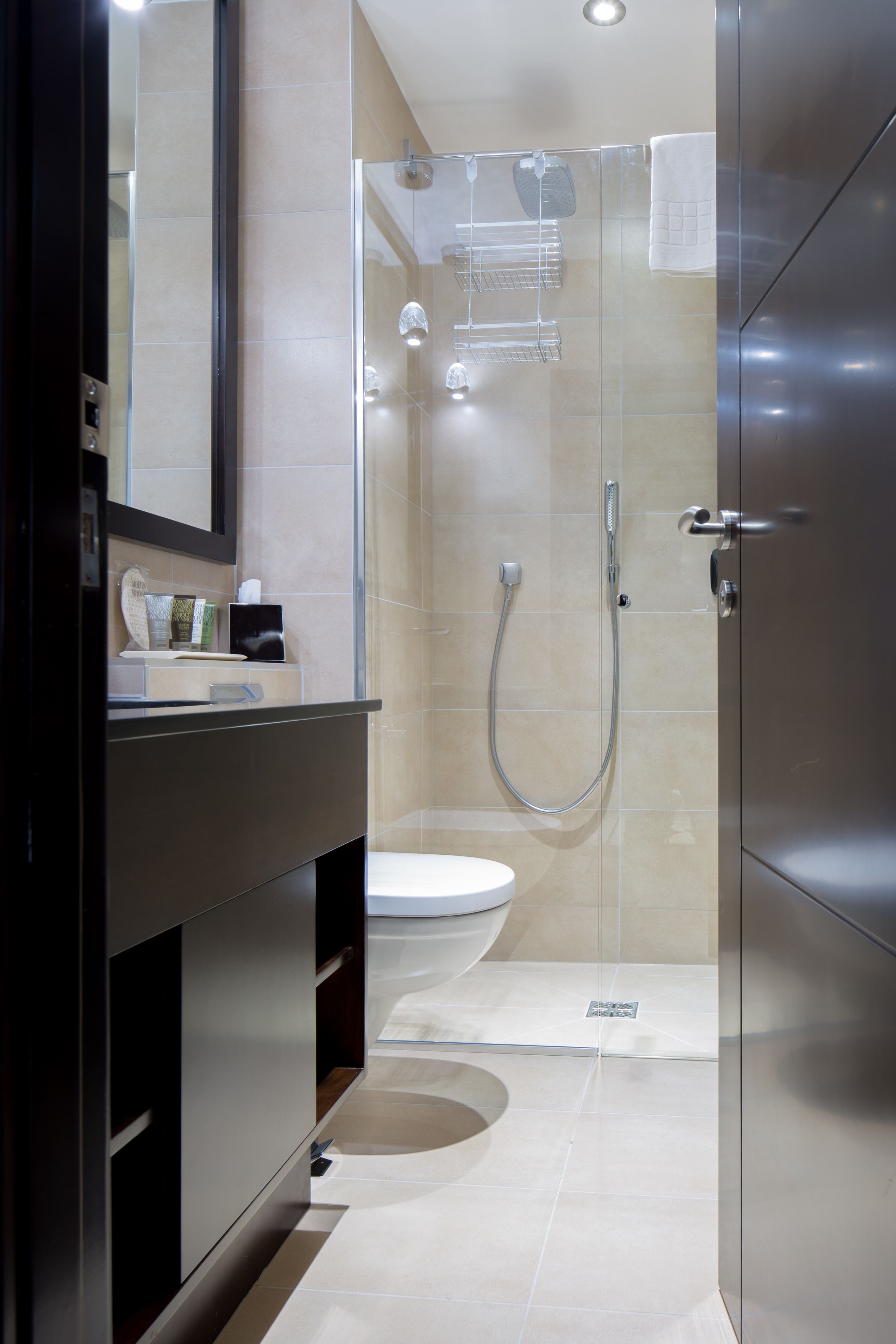 Douche, douche à « effet pluie », articles de toilette gratuits