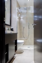 Shower, rainfall showerhead, free toiletries, hair dryer