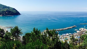 A coastal view with a rocky pier, boats, and a beach area. - La Madonetta - Dimora d'epoca - (Levanto)