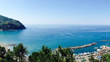 Spiaggia privata nelle vicinanze, sabbia scura, lettini da mare