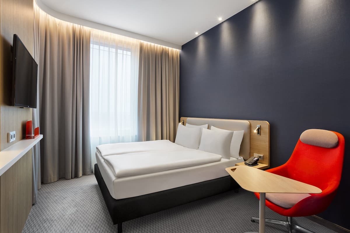 Standard Room, 1 Queen Bed