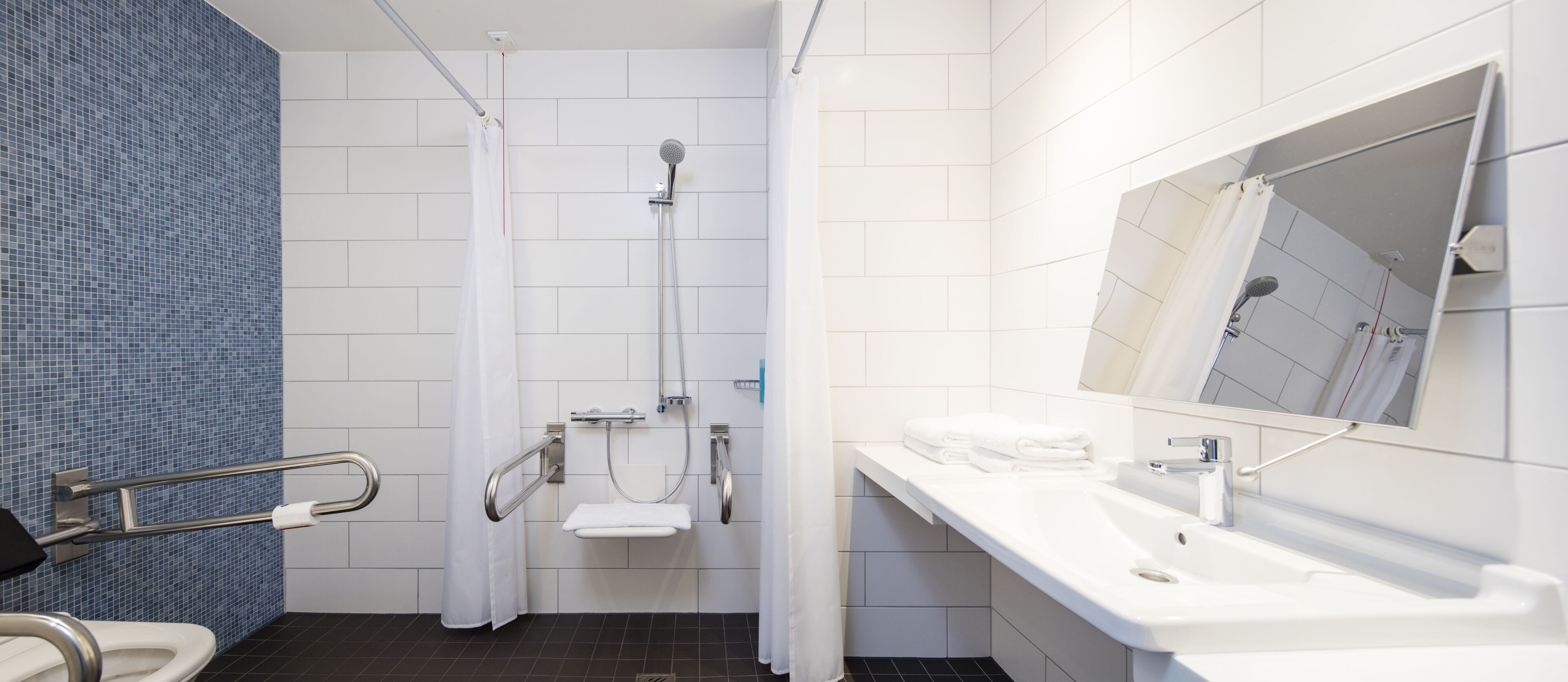 standard room, 1 queen bed, accessible | bathroom | shower, eco-friendly toiletries, hair dryer, towels