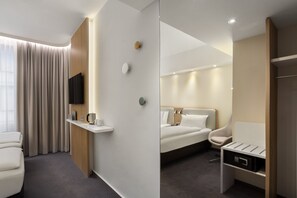 Hypo-allergenic bedding, in-room safe, laptop workspace, soundproofing - Holiday Inn Express Munich City West by IHG (Munich)