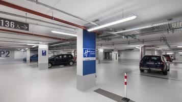 Eine moderne Parkgarage mit deutlicher Beschilderung für Parkplätze und einem Holiday Inn Express Hotel.