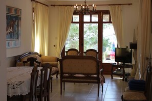 Villa, 4 habitaciones | Área de sala de estar | Televisión de pantalla plana de 32 pulgadas con canales digitales 