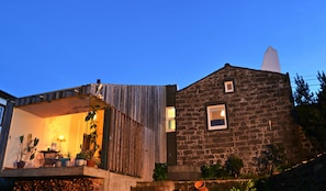 Fassade der Unterkunft – Abend/Nacht