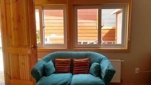 Departamento estándar, varias camas, para no fumadores (Familiar - 1 double bed + 2 sing. bed) | Área de sala de estar | Televisión de pantalla plana 