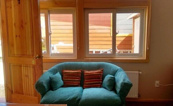 Appartement Standard, Plusieurs lits, non-fumeur (Familiar - 1 double bed + 2 sing. bed) | Aire de séjour | Téléviseur à écran plat