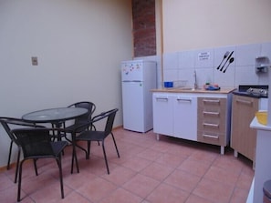 Apartamento standard, várias camas, para não fumantes (Familiar - 1 double bed + 2 sing. bed) | Cozinha privada | Geladeira, micro-ondas, cooktop, talheres/pratos/utensílios de cozinha