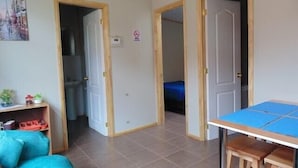 Departamento estándar, varias camas, para no fumadores (Familiar - 1 double bed + 2 sing. bed) | Área de sala de estar | Televisión de pantalla plana 