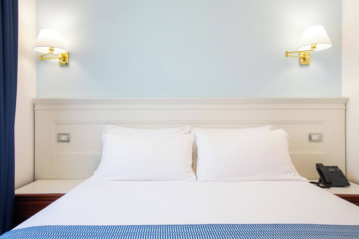 1 habitación, ropa de cama de alta calidad, cubrecamas y minibar