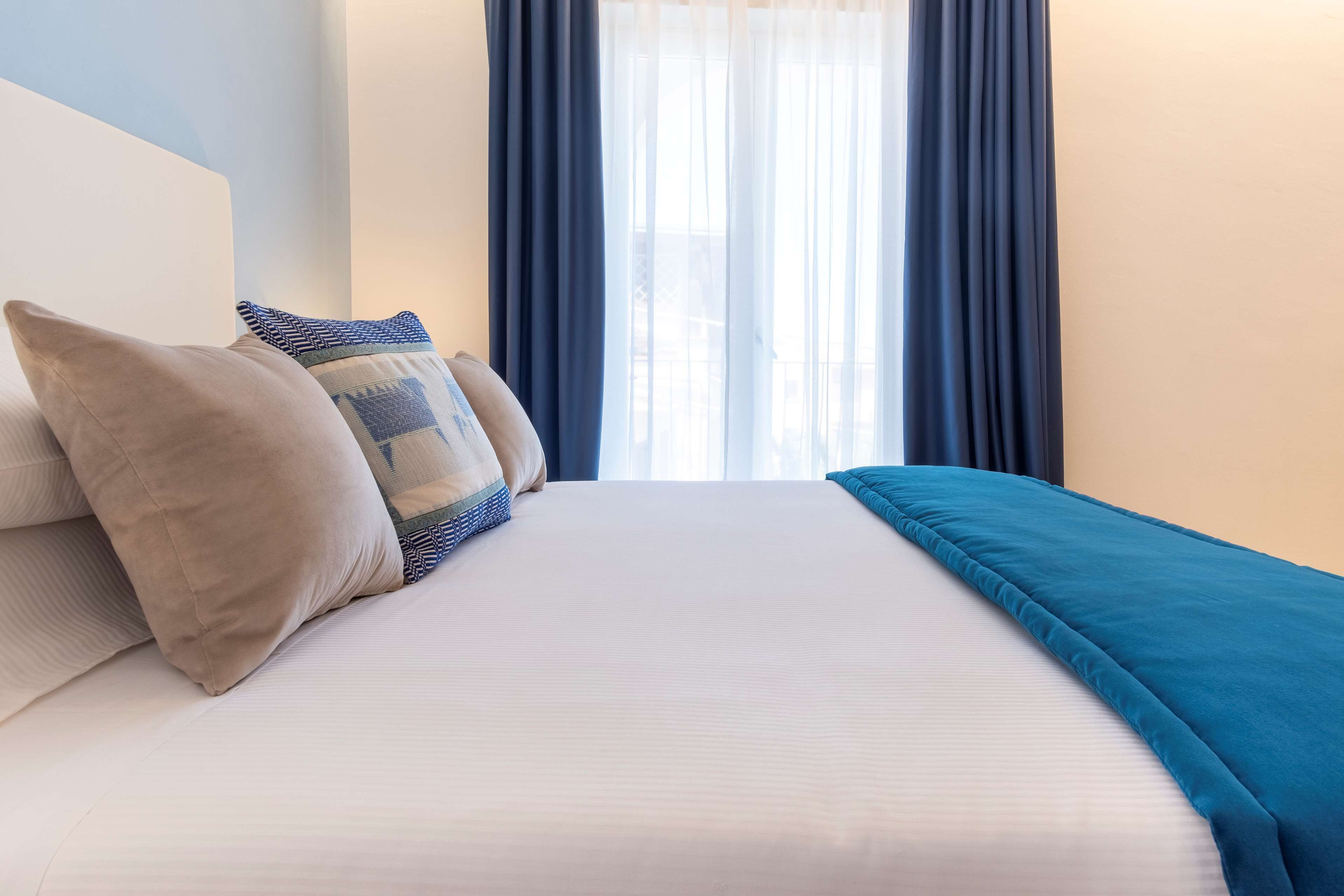 Seprai premium, selimut bulu angsa, minibar, dan brankas