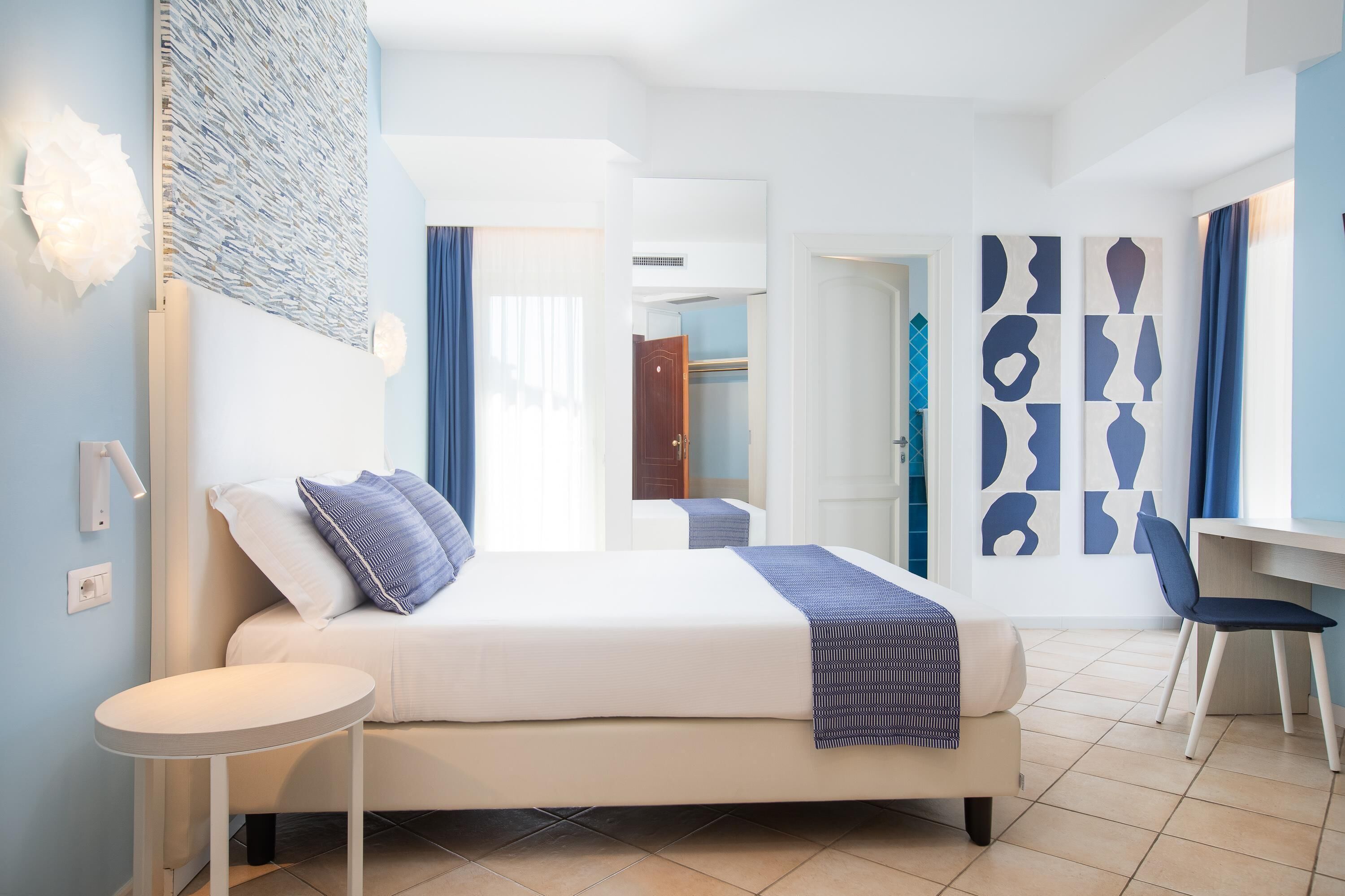 أغطية فراش متميزة وألحفة محشوة بالريش وميني بار وخزنة داخل الغرفة