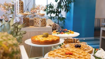 Tägliches Frühstücksbuffet (12 EUR pro Person)