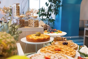 PÀivittÀinen buffetaamiainen (12 EUR per henkilö)