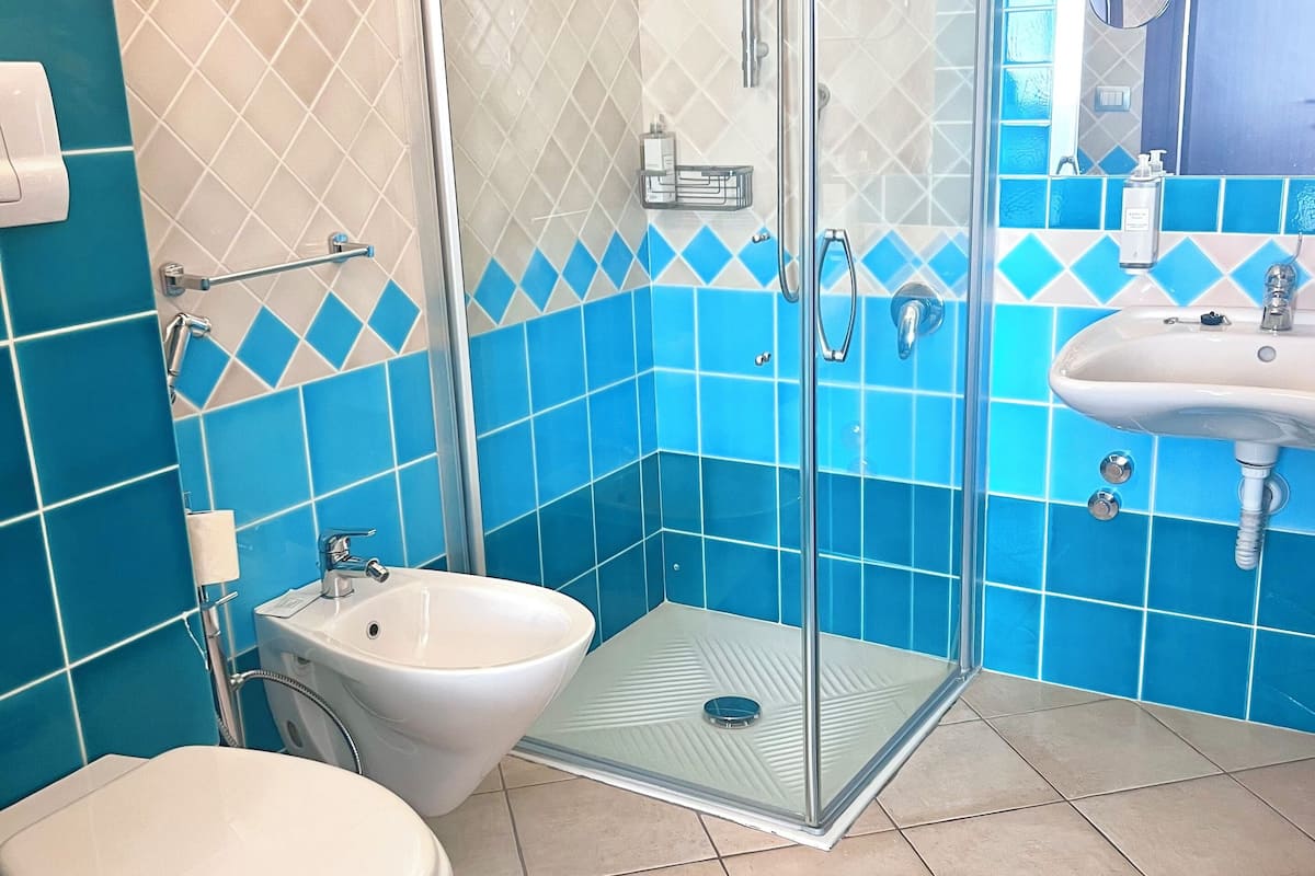 1 habitación, ropa de cama de alta calidad, cubrecamas y minibar