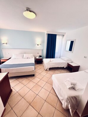 1 habitación, ropa de cama de alta calidad, cubrecamas y minibar 
