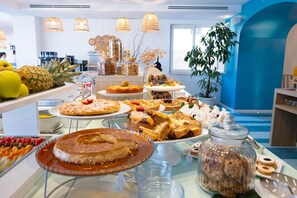 Desayuno buffet (EUR 12 por persona) 