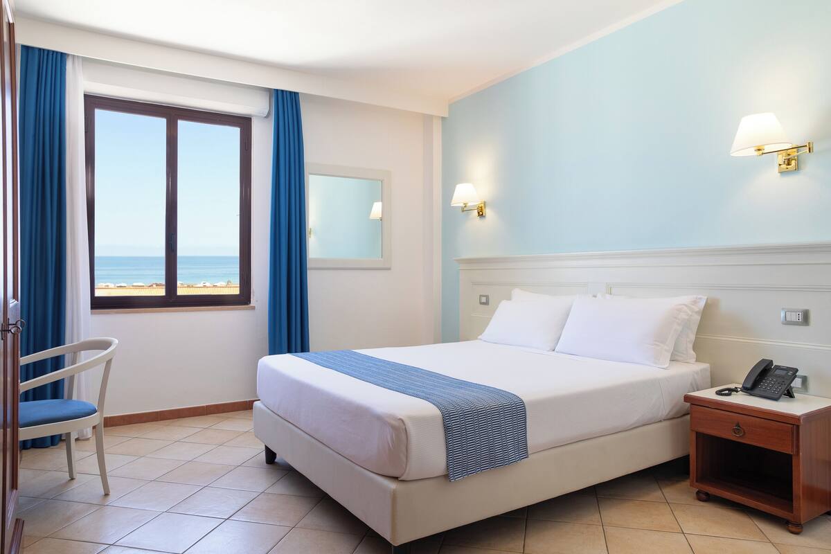 1 habitación, ropa de cama de alta calidad, cubrecamas y minibar