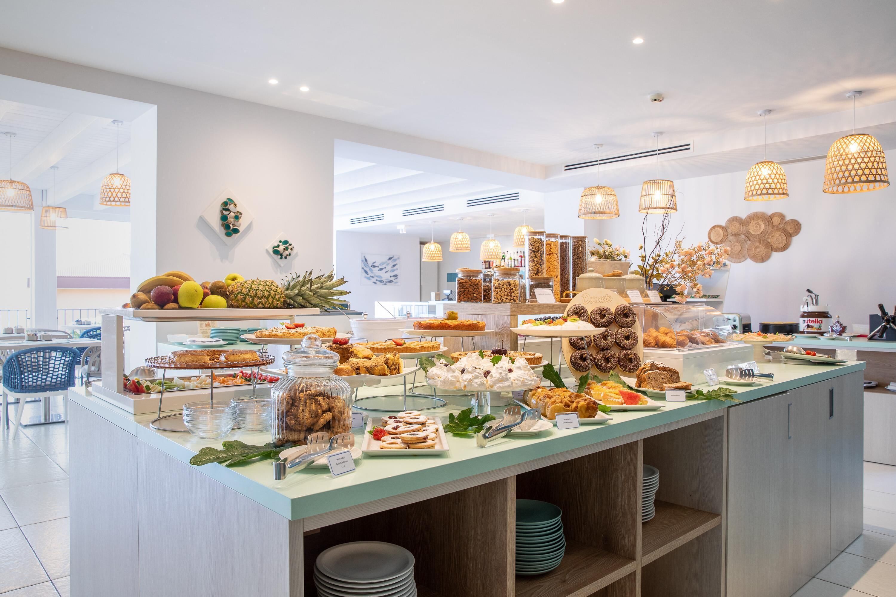 Un buffet proposant une grande variété de plats et doté d’un décor intérieur moderne.