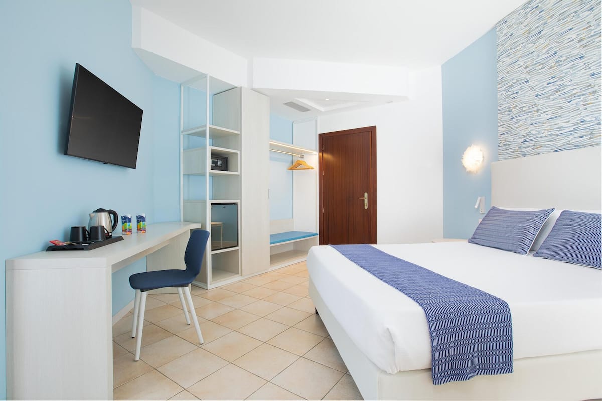 Camera Superior, 1 letto queen, balcone, vista mare | Biancheria da letto di alta qualità, copriletto in piuma, minibar