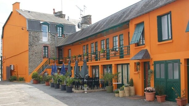 Terrace/patio - Hôtel Au jardin St Michel (Pontorson)