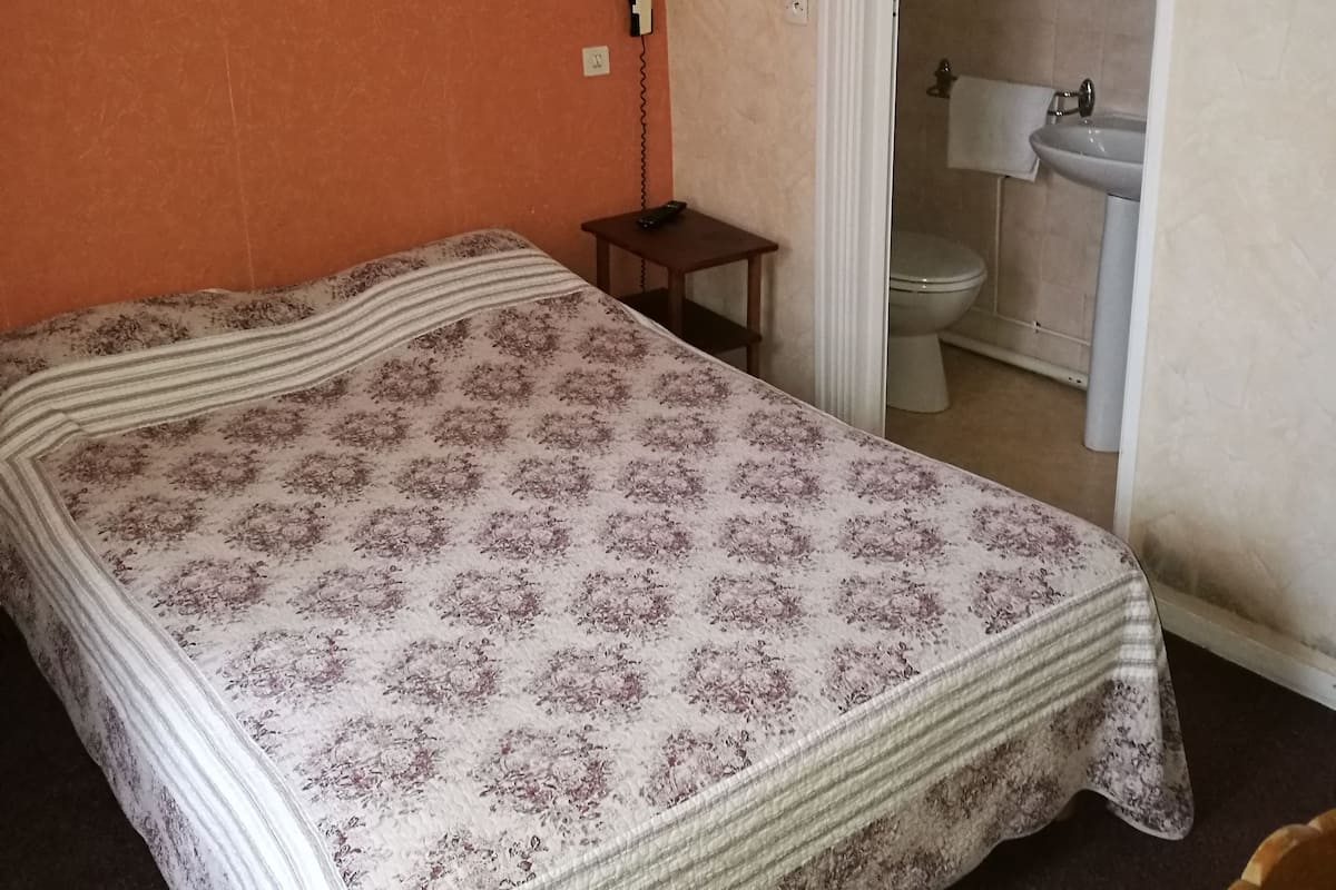 Double Room | Deep-soaking bathtub