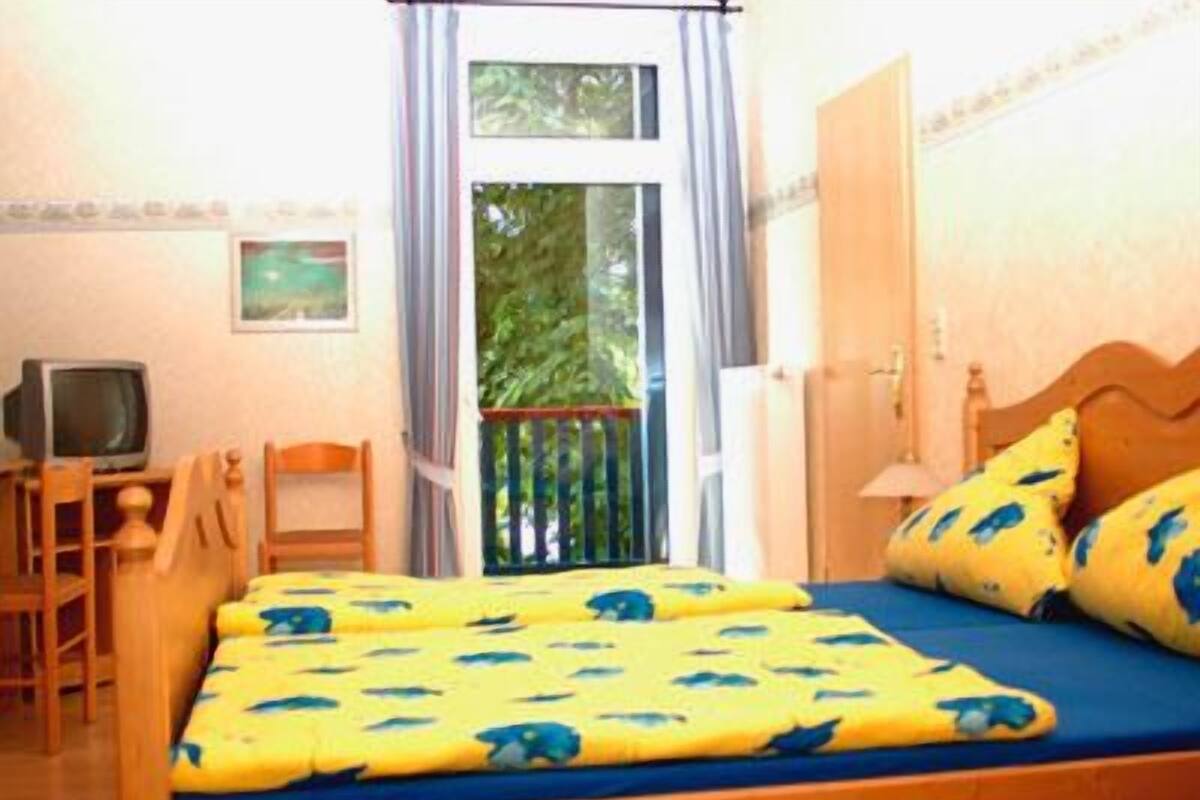 Habitación básica doble, 1 cama matrimonial, para no fumadores | Escritorio, camas extra y wifi gratis 