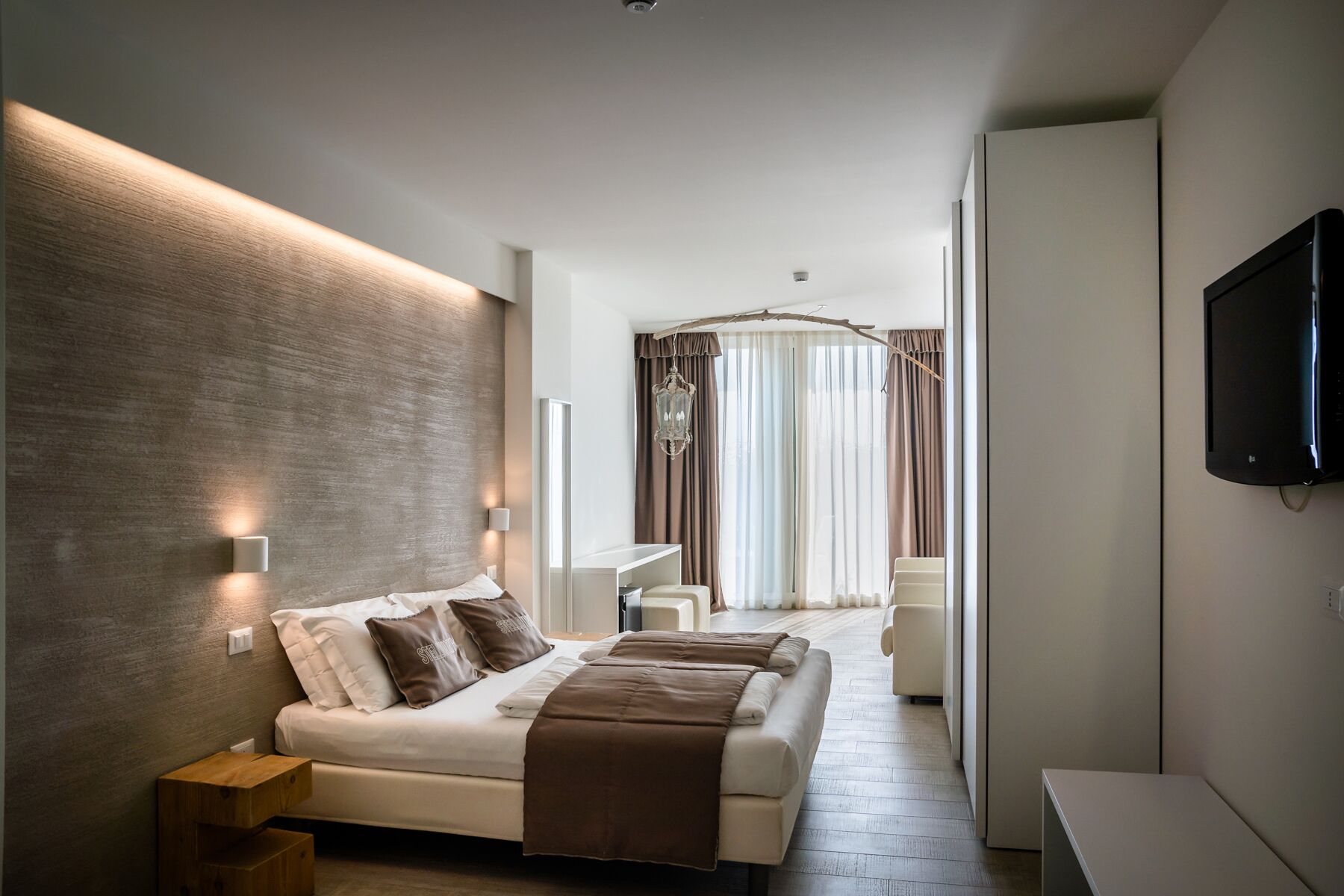 suite | premium bedding, in-room safe, desk, soundproofing