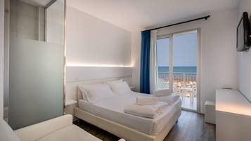 Habitació doble Comfort, vistes al mar | Roba de llit d'alta qualitat, caixa forta a l'habitació i escriptori