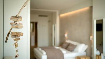 Un interno moderno dal design minimalista, con un divano bianco e una struttura in legno decorata con conchiglie.