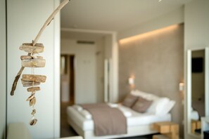 Suite | Premium-sengetøj, pengeskab på værelset, skrivebord, lydisolering