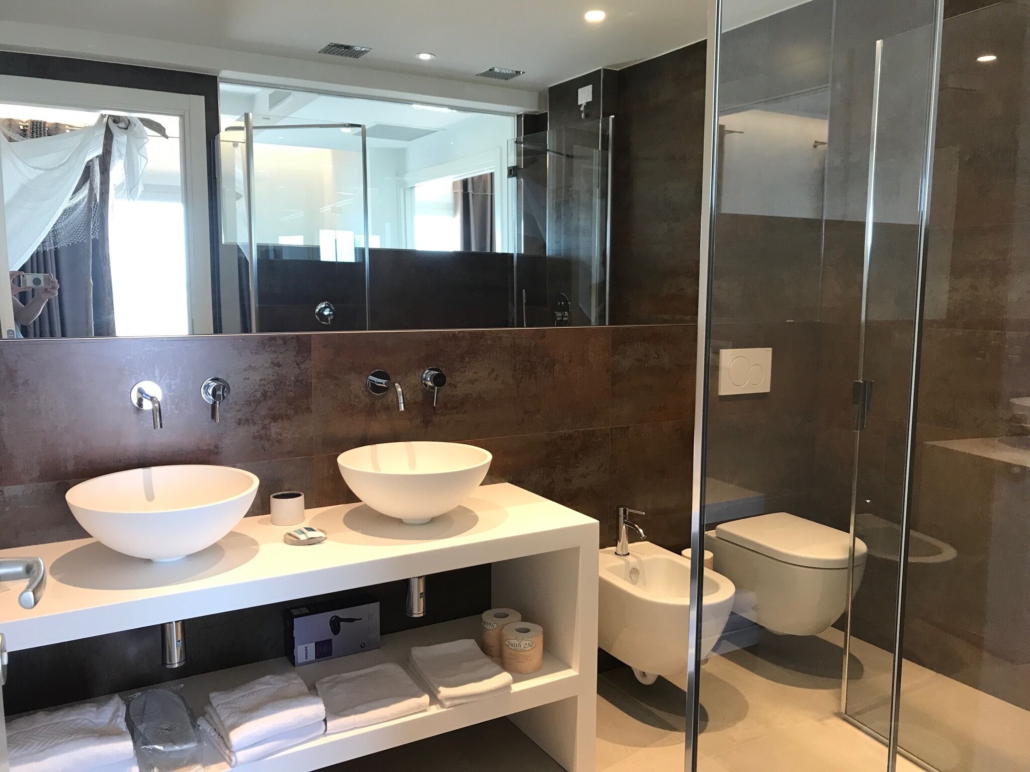 royal studio suite, jetted tub | premium bedding, in-room safe, desk, soundproofing