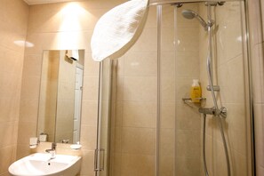 Shower, free toiletries, towels - Dominic Street Apartments (Galway)