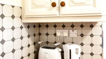 Lemari es besar, microwave, oven, dan mesin pembuat kopi/teh