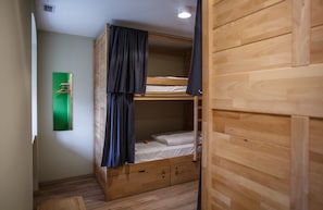 Bed in 6-Bed Female Dormitory Room with Shared Bathroom | Ljudisolering, gratis wi-fi och sÀngklÀder