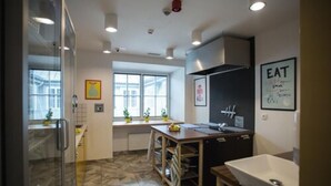 Una cocina moderna con un amplio ventanal, un lavamanos y una encimera.