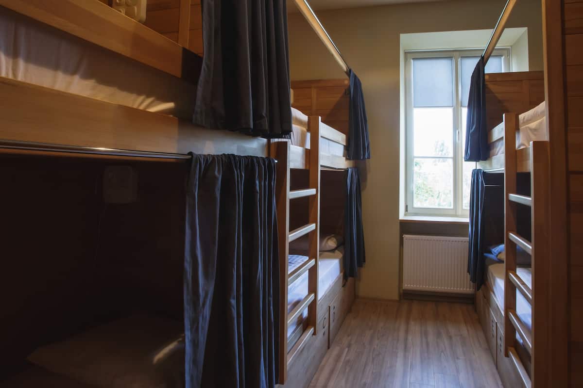 Bed in 4-Bed Mixed Dormitory Room with Shared Bathroom | Phòng cách âm, truy cập Internet không dây miễn phí, bộ trải giường