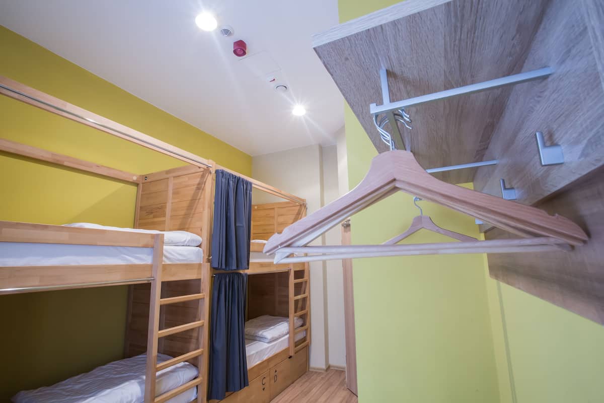 Bed in 6-Bed Female Dormitory Room with Shared Bathroom | Phòng cách âm, truy cập Internet không dây miễn phí, bộ trải giường